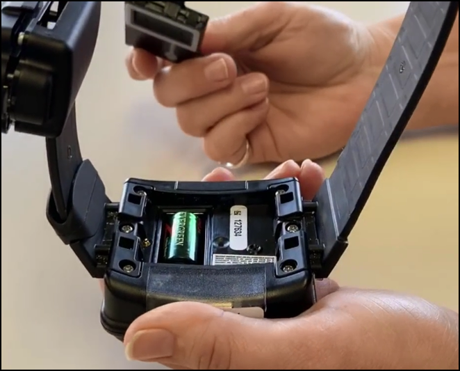 A hand holding a cellphone Description automatically generated