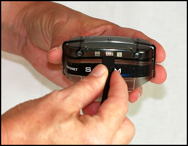 A hand holding a cellphone Description automatically generated