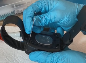 Faceplate removal tool at a 90 degree angle